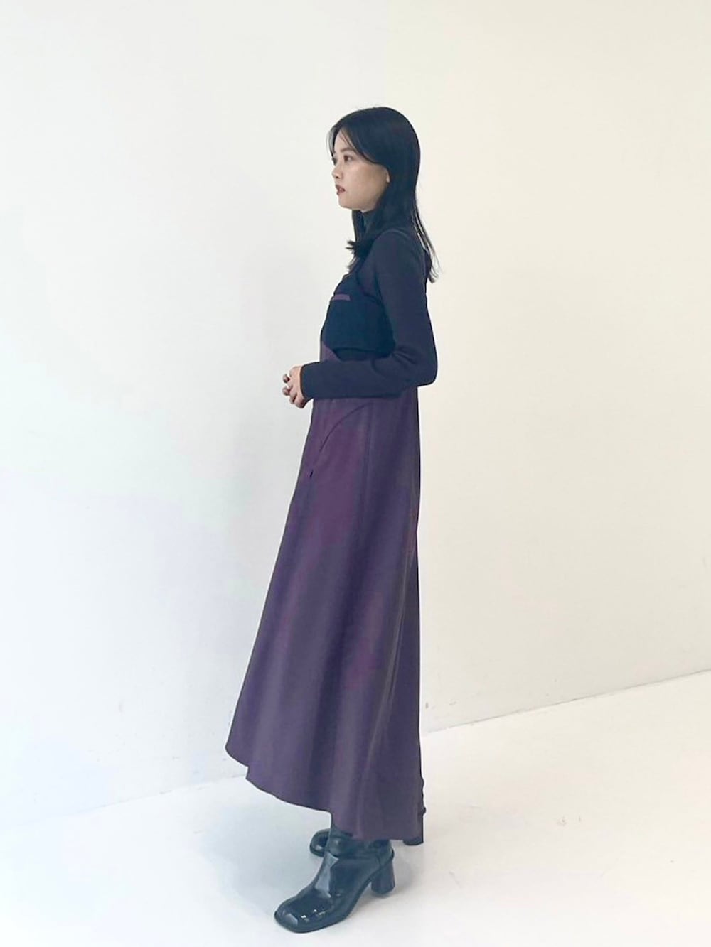 「UNITED TOKYOのサイドスリットキャミワンピース（ワンピース、パープル系）」を使った、UNITED TOKYO STAFFさん（レディース・163cm）の秋コーディネートの2枚目の写真