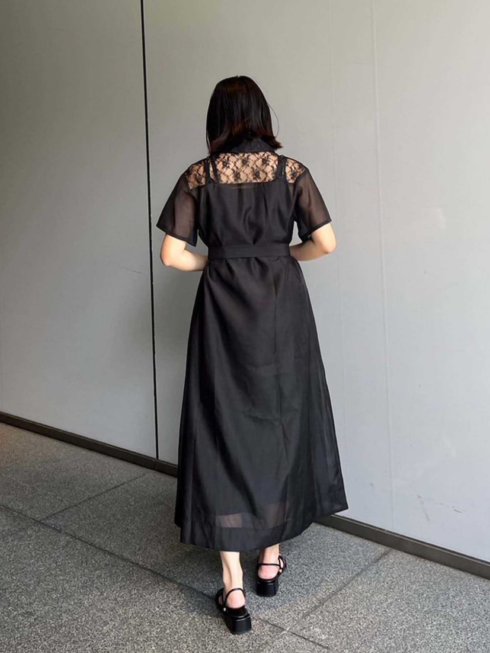 ブラック系のシャツワンピースを着用したレディースの夏コーディネートの3枚目の写真