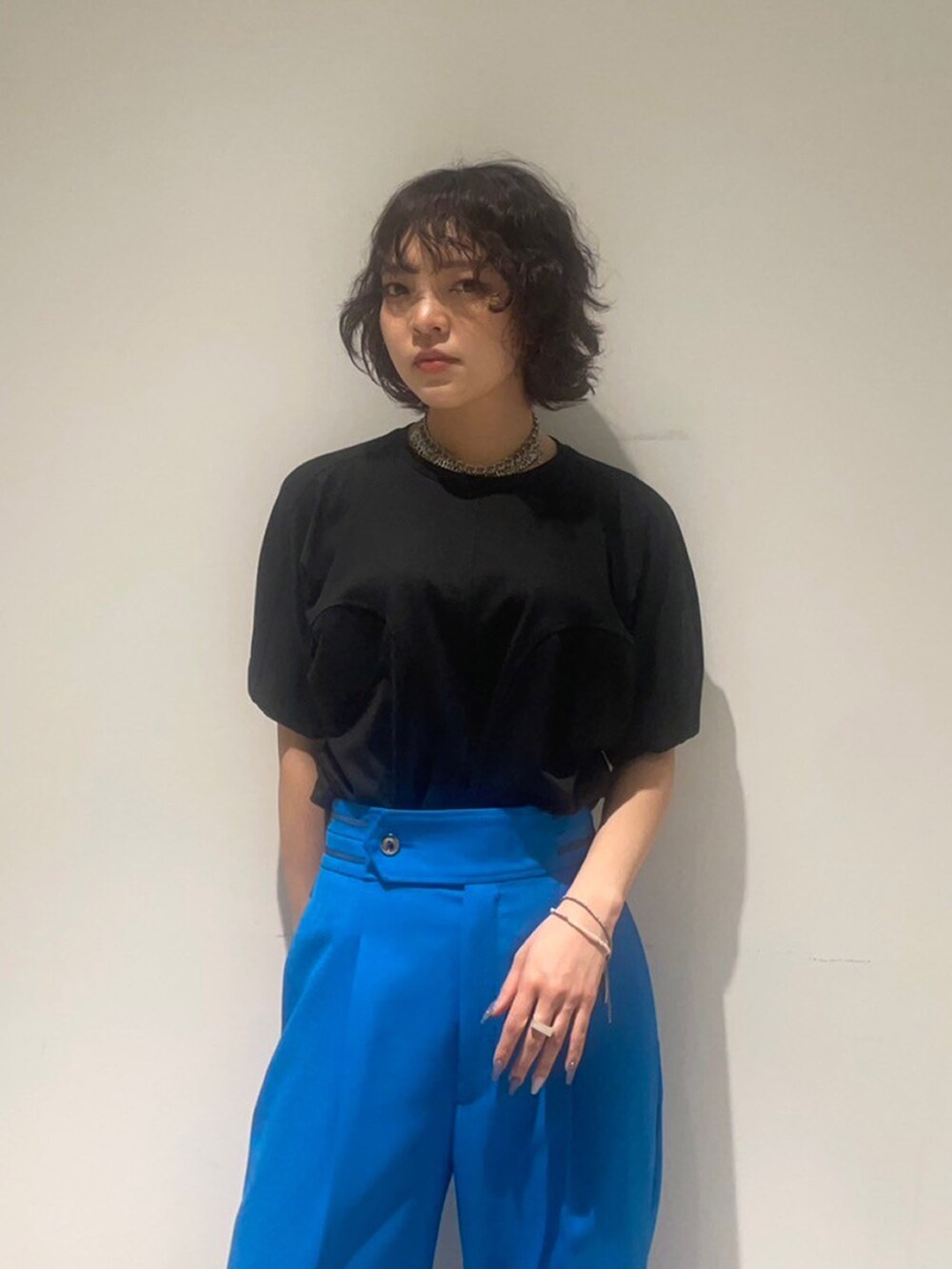 ブラック系のTシャツ/カットソーを着用したレディースの夏コーディネートの4枚目の写真