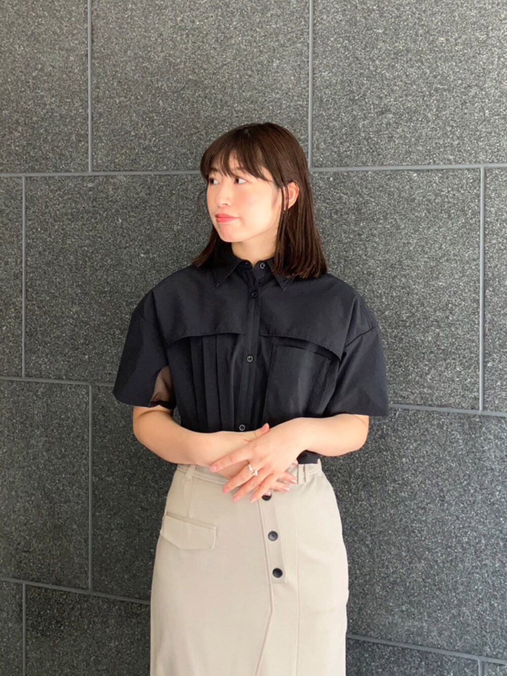 ブラック系のシャツ/ブラウス、ベージュ系のスカートを着用したレディースの夏コーディネートの3枚目の写真