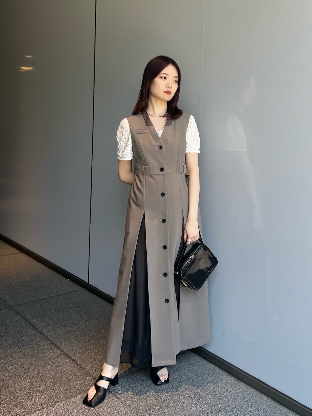 ホワイト系のTシャツ/カットソー、ベージュ系のワンピースを着用したレディースの夏コーディネートの2枚目の写真