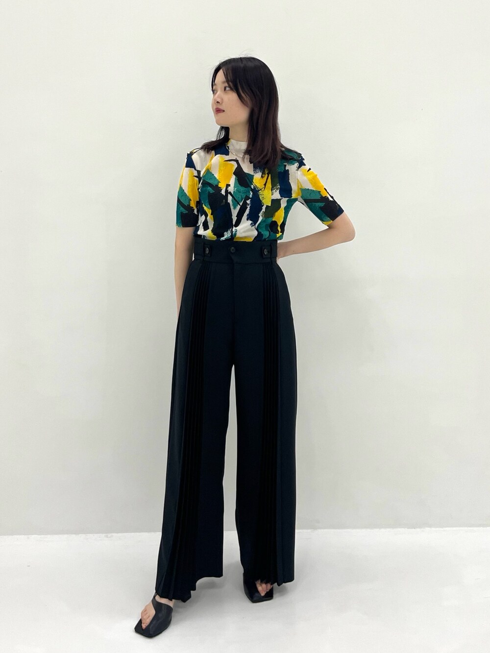 ブルー系のTシャツ/カットソー、ブラック系のその他パンツを着用したレディースの春コーディネートの3枚目の写真