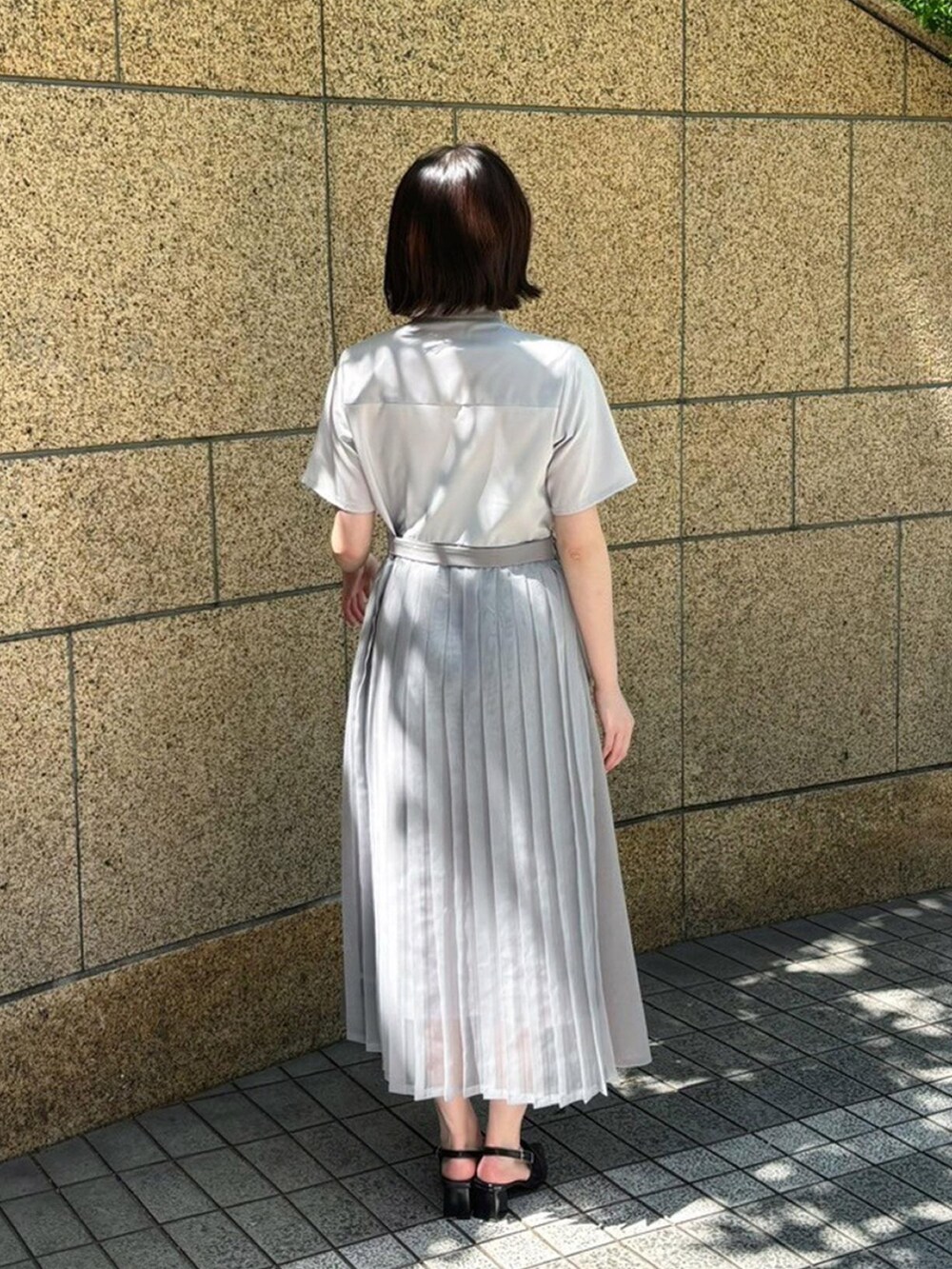 ホワイト系のシャツワンピースを着用したレディースの春コーディネートの3枚目の写真