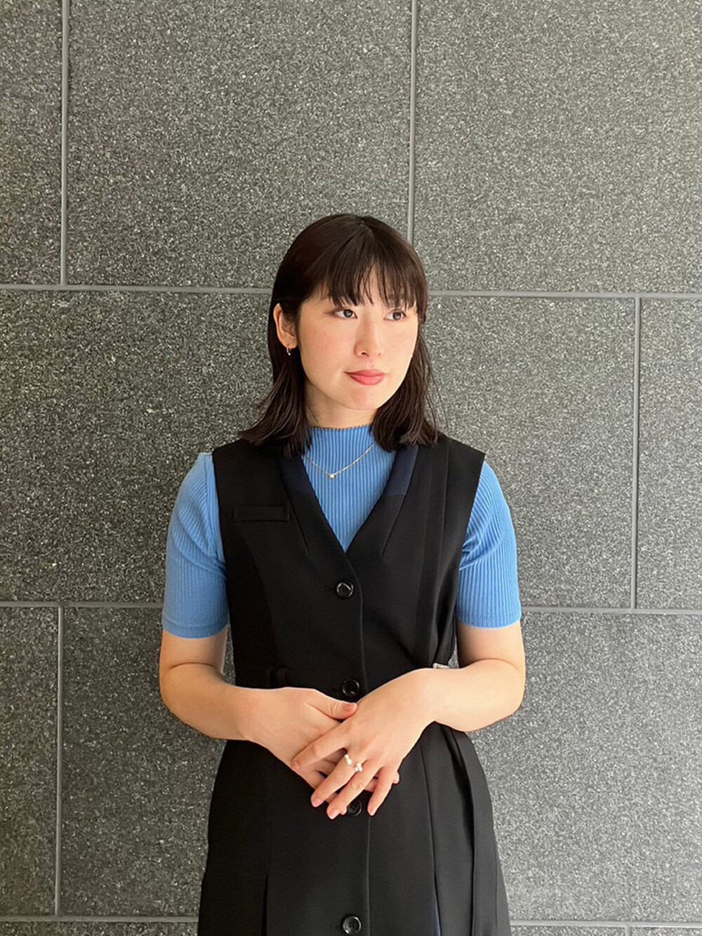 ブルー系のTシャツ/カットソー、ブラック系のワンピースを着用したレディースの夏コーディネートの4枚目の写真