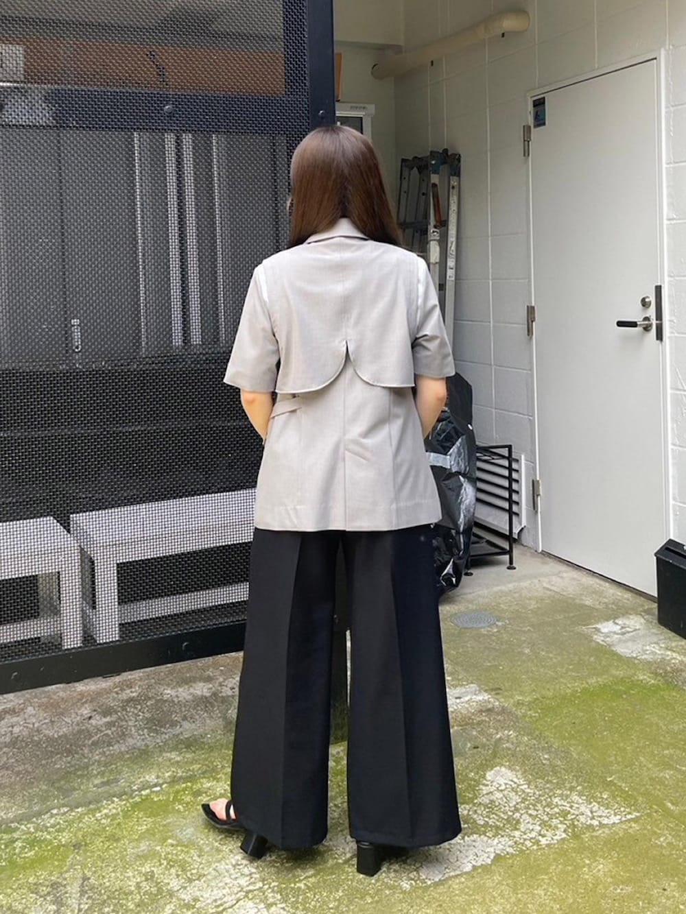 「きれいめカジュアル、オフィスカジュアル、オフィススタイル、ワイドパンツ、夏ファッション、オトナカジュアル」｜「UNITED TOKYOのハーフスリーブレイヤードジャケット（テーラードジャケット、グレー系）」を使った、UNITED TOKYO STAFFさん（レディース・157cm）の春コーディネートの3枚目の写真