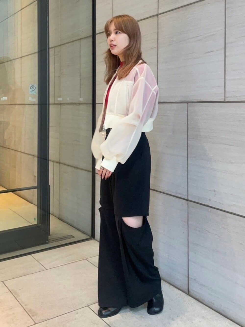 ベージュ系のブルゾンを着用したレディースの春コーディネートの2枚目の写真