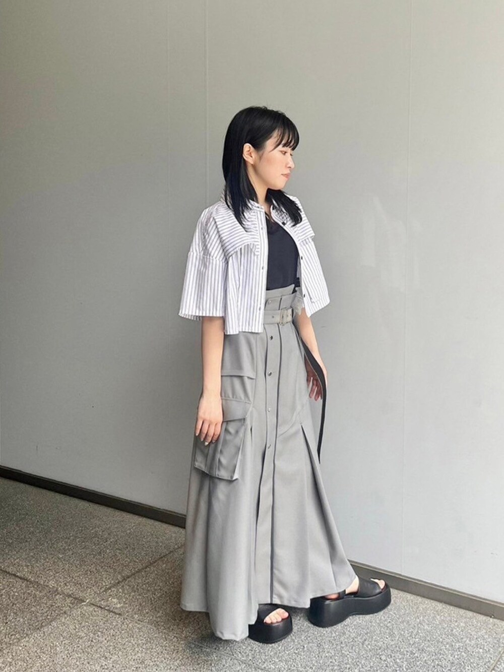 ブラック系のタンクトップ、その他のシャツ/ブラウスを着用したレディースの春コーディネートの4枚目の写真