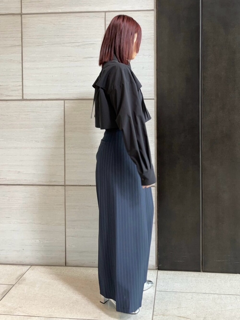 ブラック系のシャツ/ブラウス、その他のスラックスを着用したレディースの春コーディネートの3枚目の写真