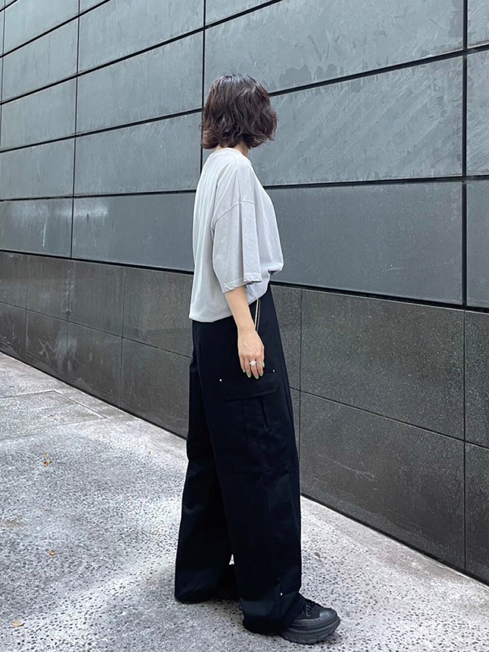 グレー系のTシャツ/カットソー、ブラック系のカーゴパンツを着用したレディースの夏コーディネートの2枚目の写真