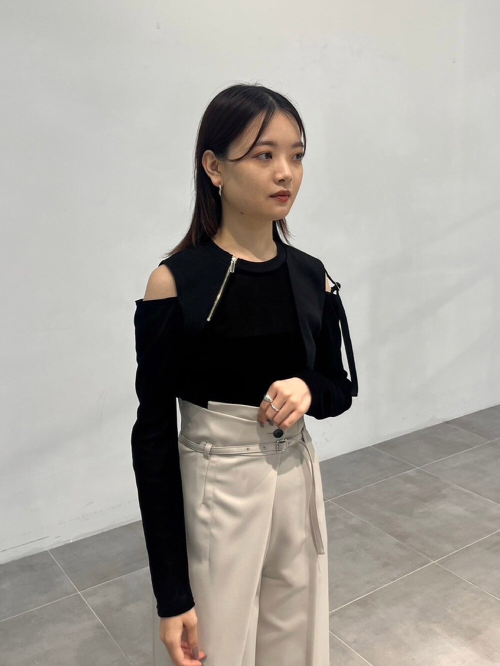 ブラック系のTシャツ/カットソー、グレー系のスラックスを着用したレディースの秋コーディネートの4枚目の写真