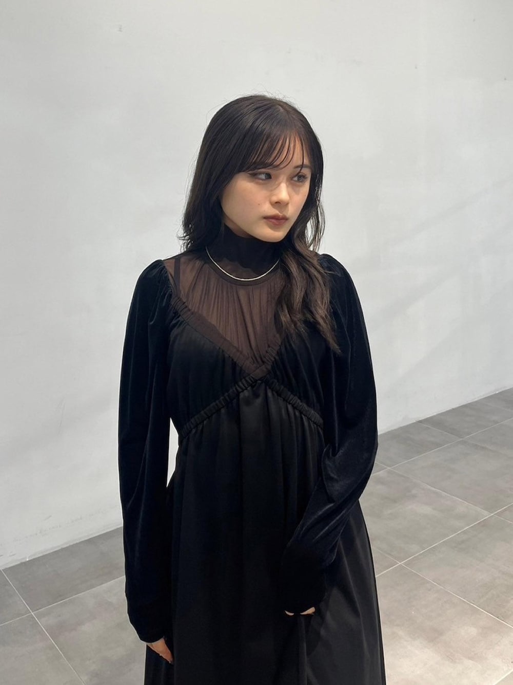 ブラック系のワンピースを着用したレディースの秋コーディネートの3枚目の写真