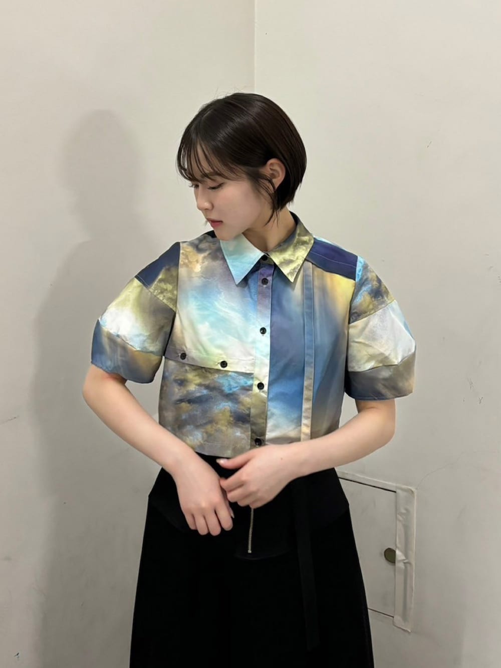 その他のシャツ/ブラウス、ブラック系のスカートを着用したレディースの春コーディネートの5枚目の写真