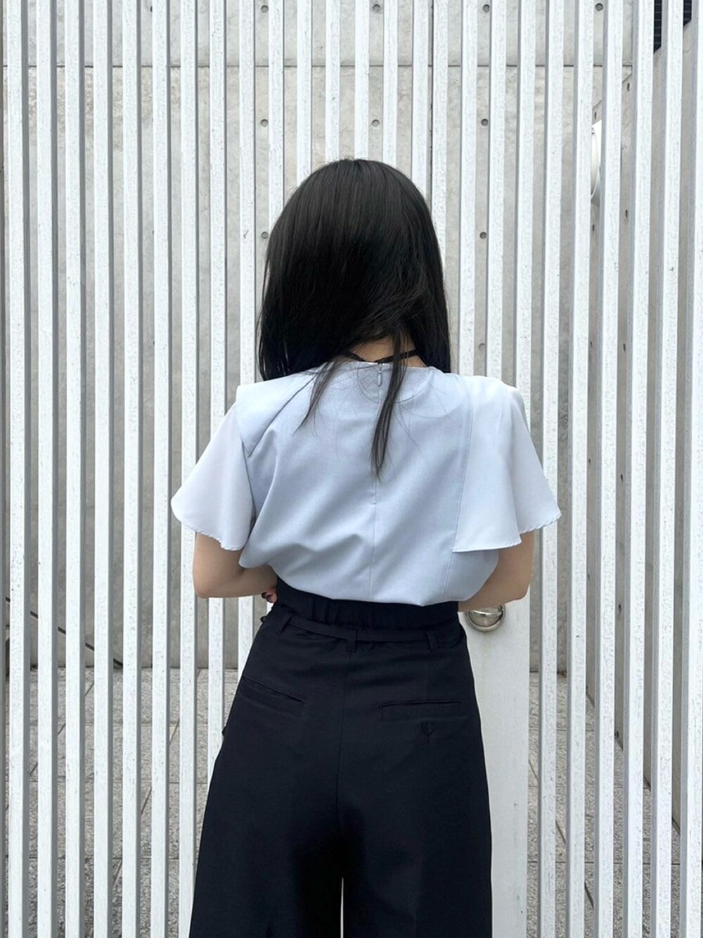 ブルー系のシャツ/ブラウス、ブラック系のスラックスを着用したレディースの春コーディネートの6枚目の写真