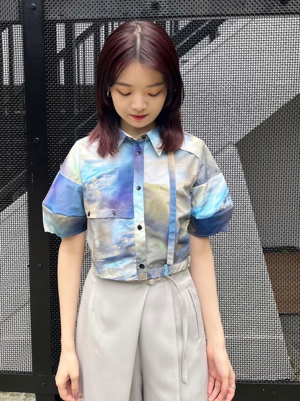 その他のシャツ/ブラウス、グレー系のスラックス、ホワイト系のブーツを着用したレディースの春コーディネートの5枚目の写真