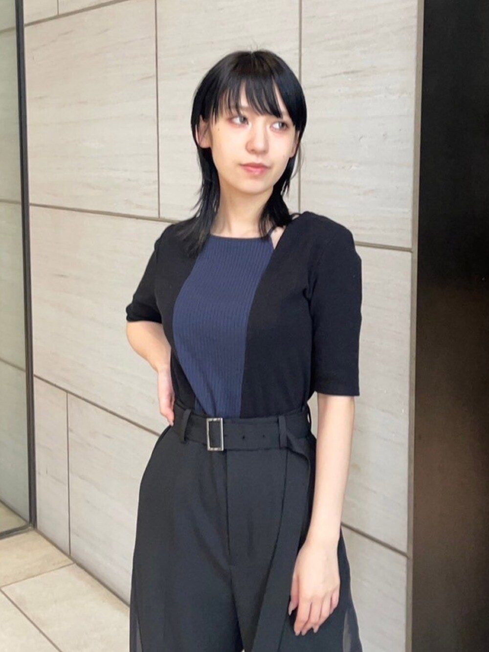 ブラック系のその他パンツを着用したレディースの春コーディネートの5枚目の写真