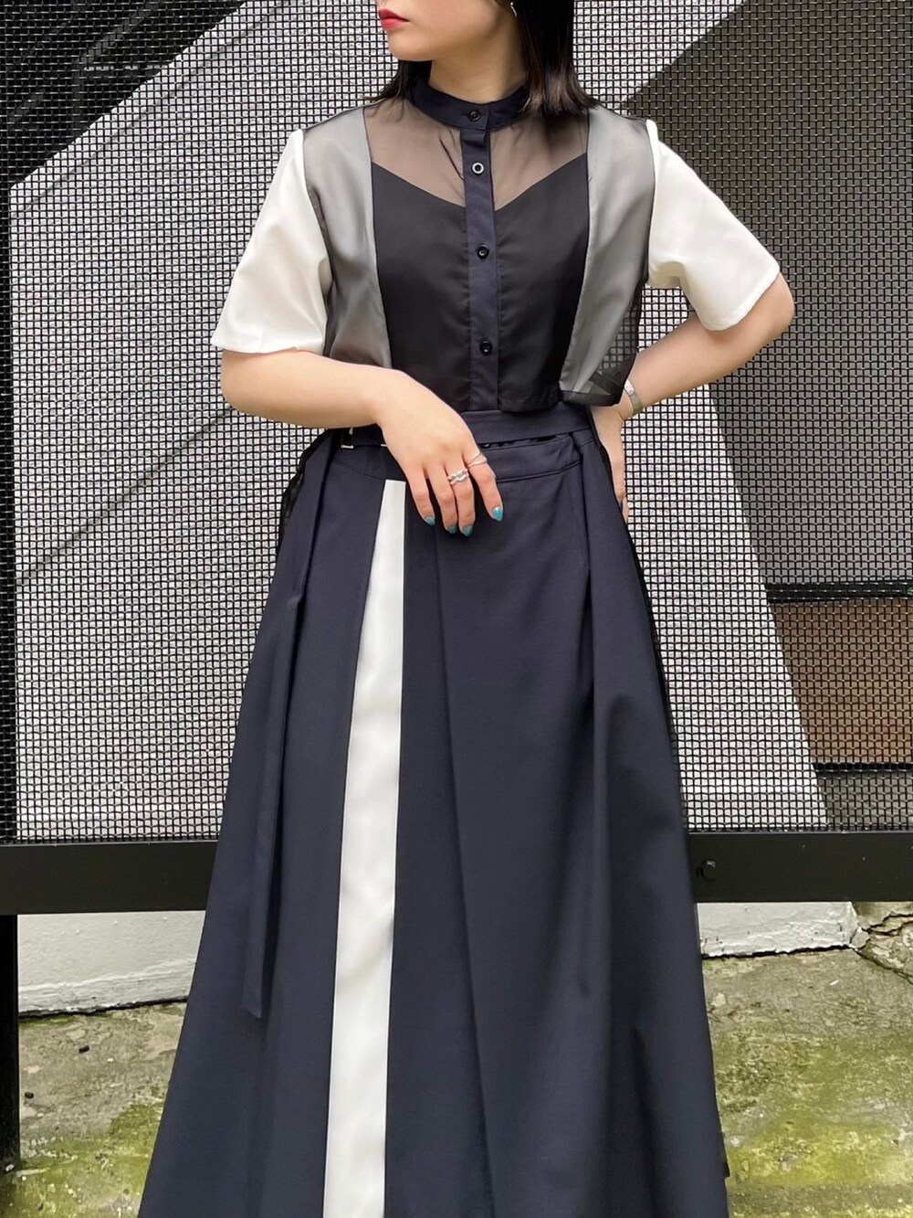 ブラック系のシャツワンピースを着用したレディースの春コーディネートの5枚目の写真