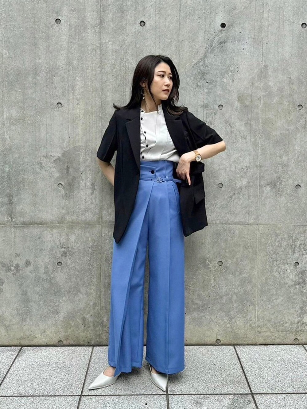 ブラック系のテーラードジャケットを着用したレディースの春コーディネートの5枚目の写真