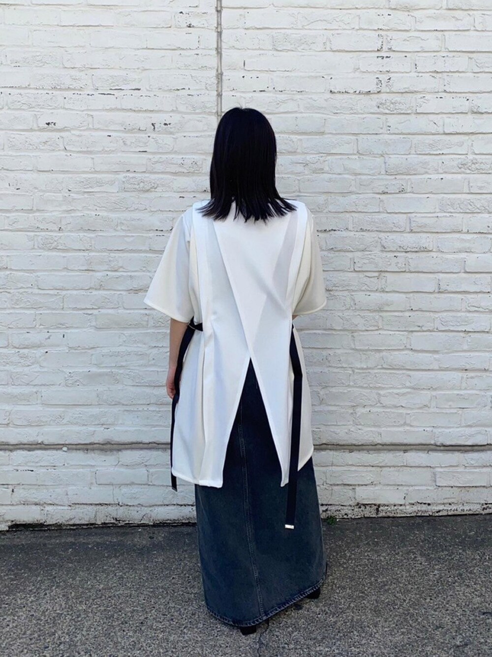 ホワイト系のTシャツ/カットソーを着用したレディースの春コーディネートの3枚目の写真