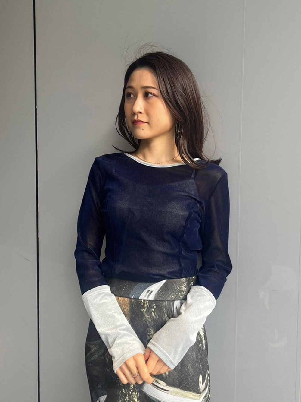 「UNITED TOKYOのバイカラーベロアプルオーバー（Tシャツ/カットソー、ブルー系）」を使った、UNITED TOKYO STAFFさん（レディース・158cm）の秋コーディネートの3枚目の写真