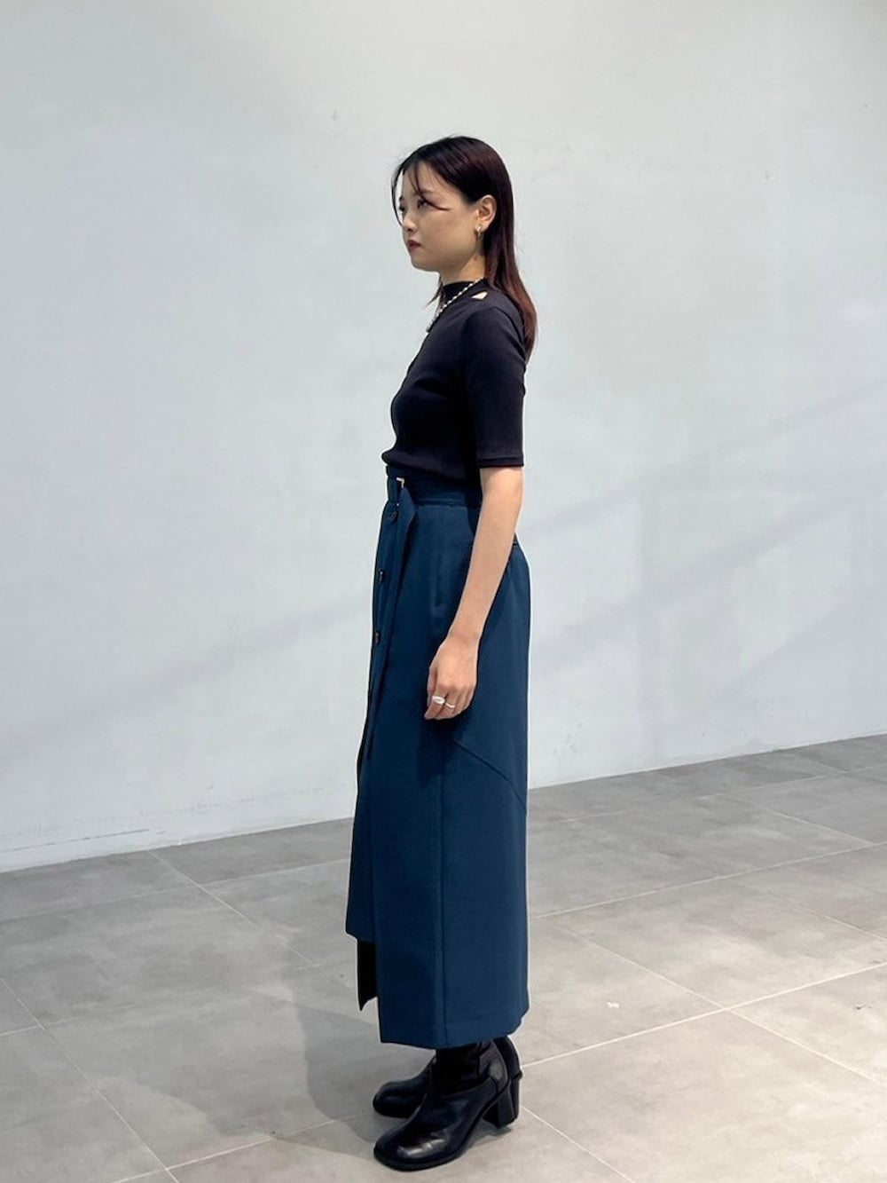 「秋服準備はじめました、ブラウン、デートコーデ」｜「UNITED TOKYOのソフトタッチスリットネックトップス（Tシャツ/カットソー、ブラウン系）」を使った、UNITED TOKYO STAFFさん（レディース・163cm）の秋コーディネートの2枚目の写真