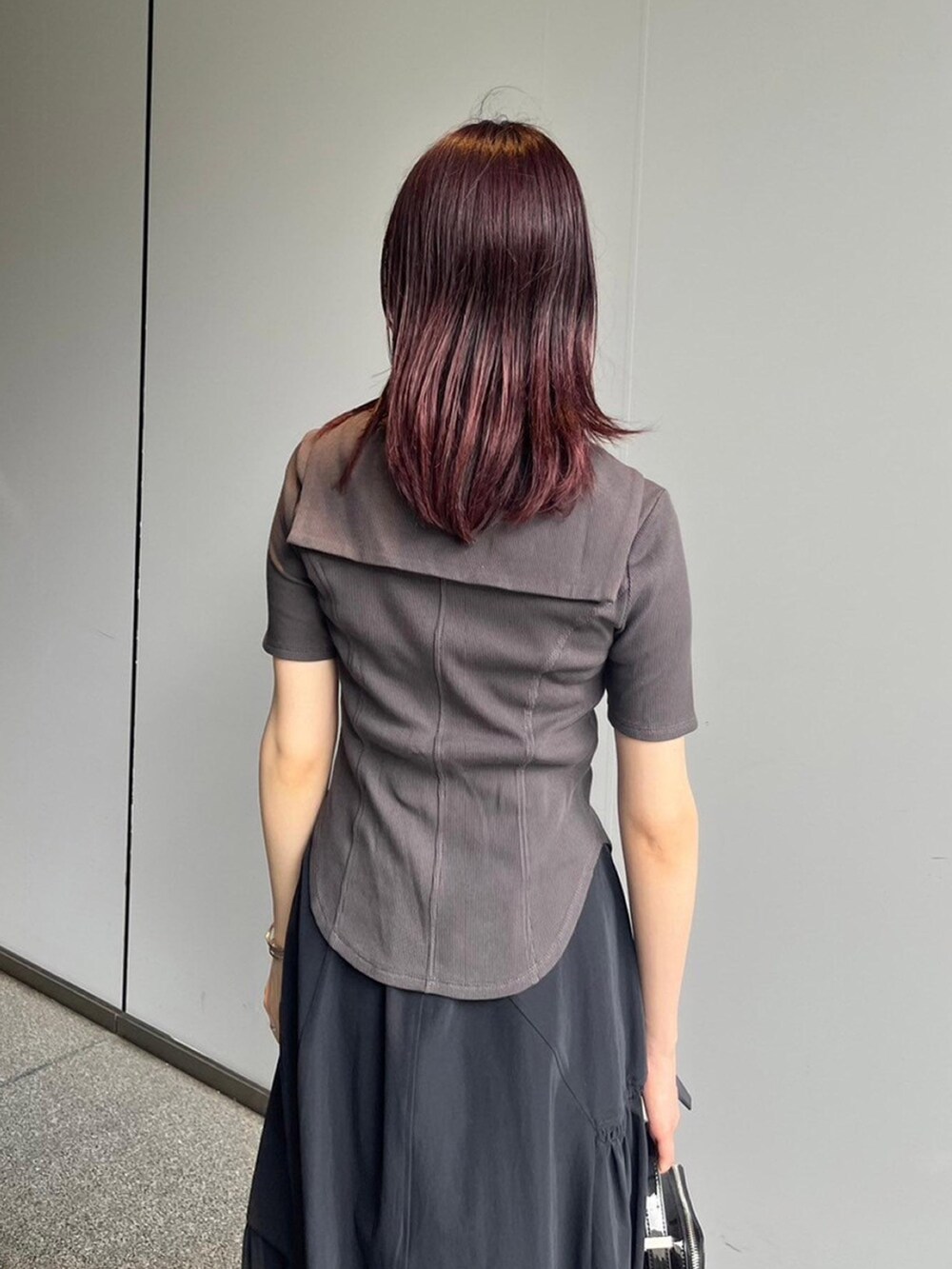 「きれいめカジュアル、カットソー、フレアスカート」｜「UNITED TOKYOのセーラーカラーZIPリブプルオーバー（Tシャツ/カットソー、グレー系）」を使った、UNITED TOKYO STAFFさん（レディース・163cm）の夏コーディネートの3枚目の写真
