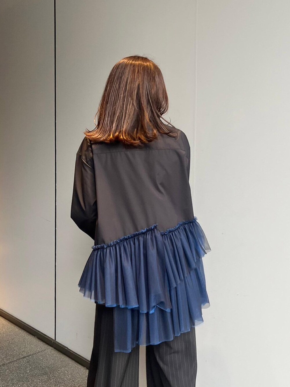 ブラック系のシャツ/ブラウス、ブラック系のその他パンツを着用したレディースの秋コーディネートの5枚目の写真