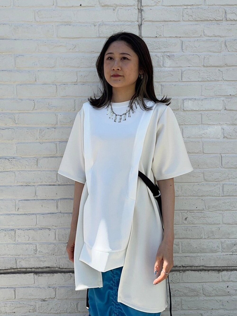 ホワイト系のTシャツ/カットソーを着用したレディースの春コーディネートの5枚目の写真