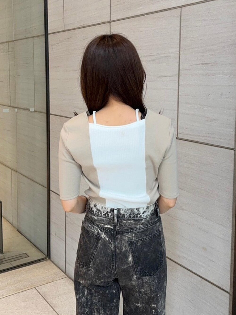 ベージュ系のTシャツ/カットソーを着用したレディースの春コーディネートの6枚目の写真