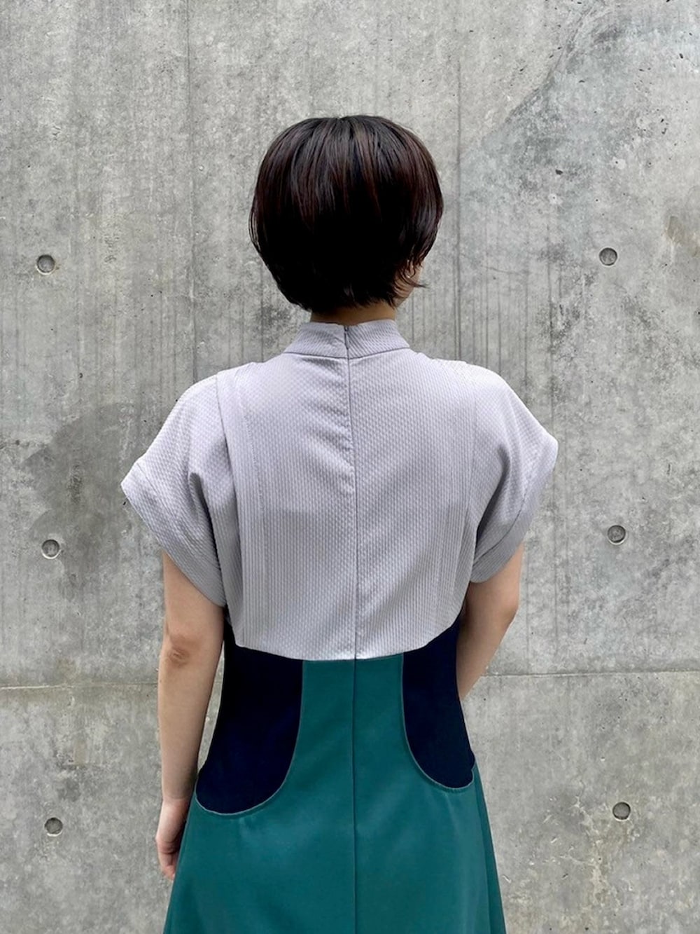 グリーン系のワンピースを着用したレディースの春コーディネートの6枚目の写真