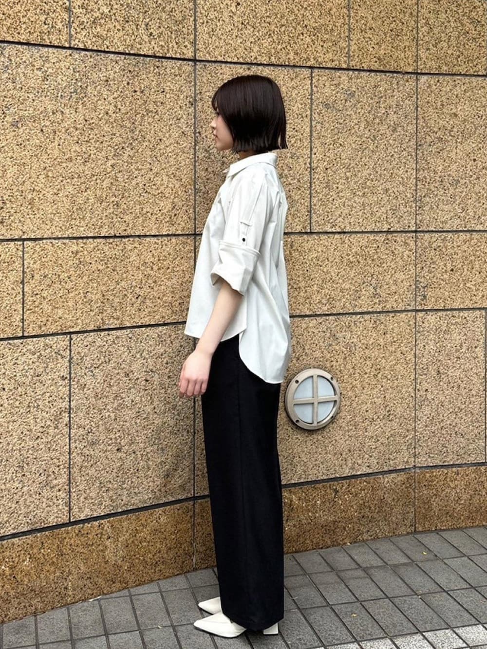 「UNITED TOKYOの2wayエポレットデザインブラウス（シャツ/ブラウス、ベージュ系）」を使った、UNITED TOKYO STAFFさん（レディース・162cm）の春コーディネートの2枚目の写真