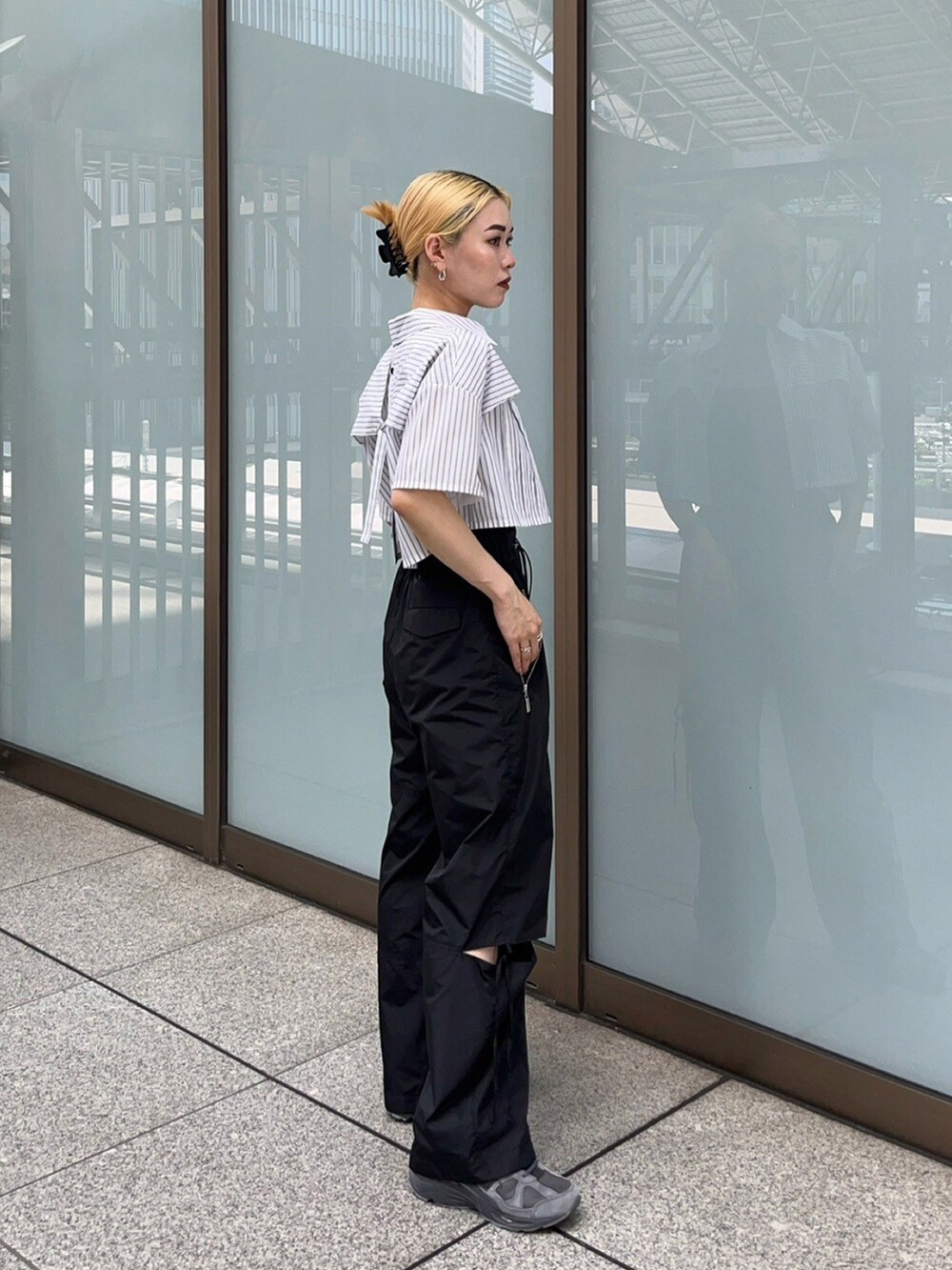 その他のシャツ/ブラウス、ブラック系のその他パンツを着用したレディースの夏コーディネートの2枚目の写真