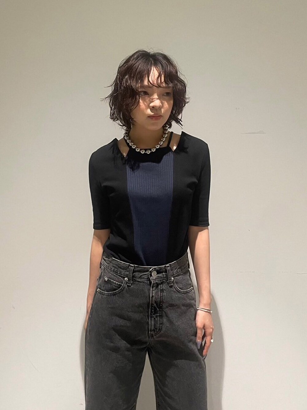 ブラック系のTシャツ/カットソー、ブラック系のデニムパンツを着用したレディースの夏コーディネートの4枚目の写真