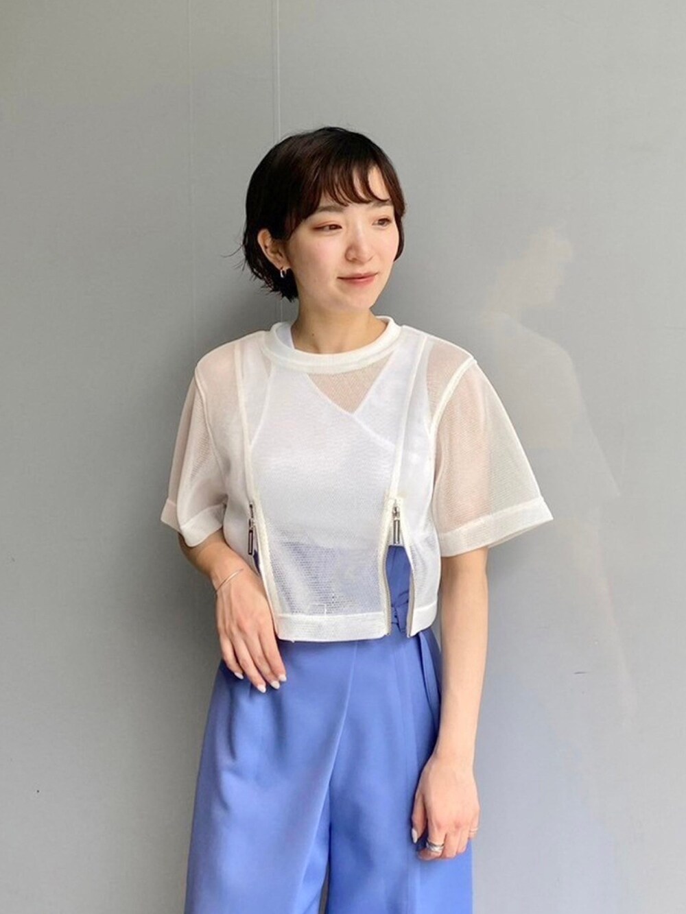 ホワイト系のシャツ/ブラウス、ブルー系のスラックスを着用したレディースの春コーディネートの5枚目の写真