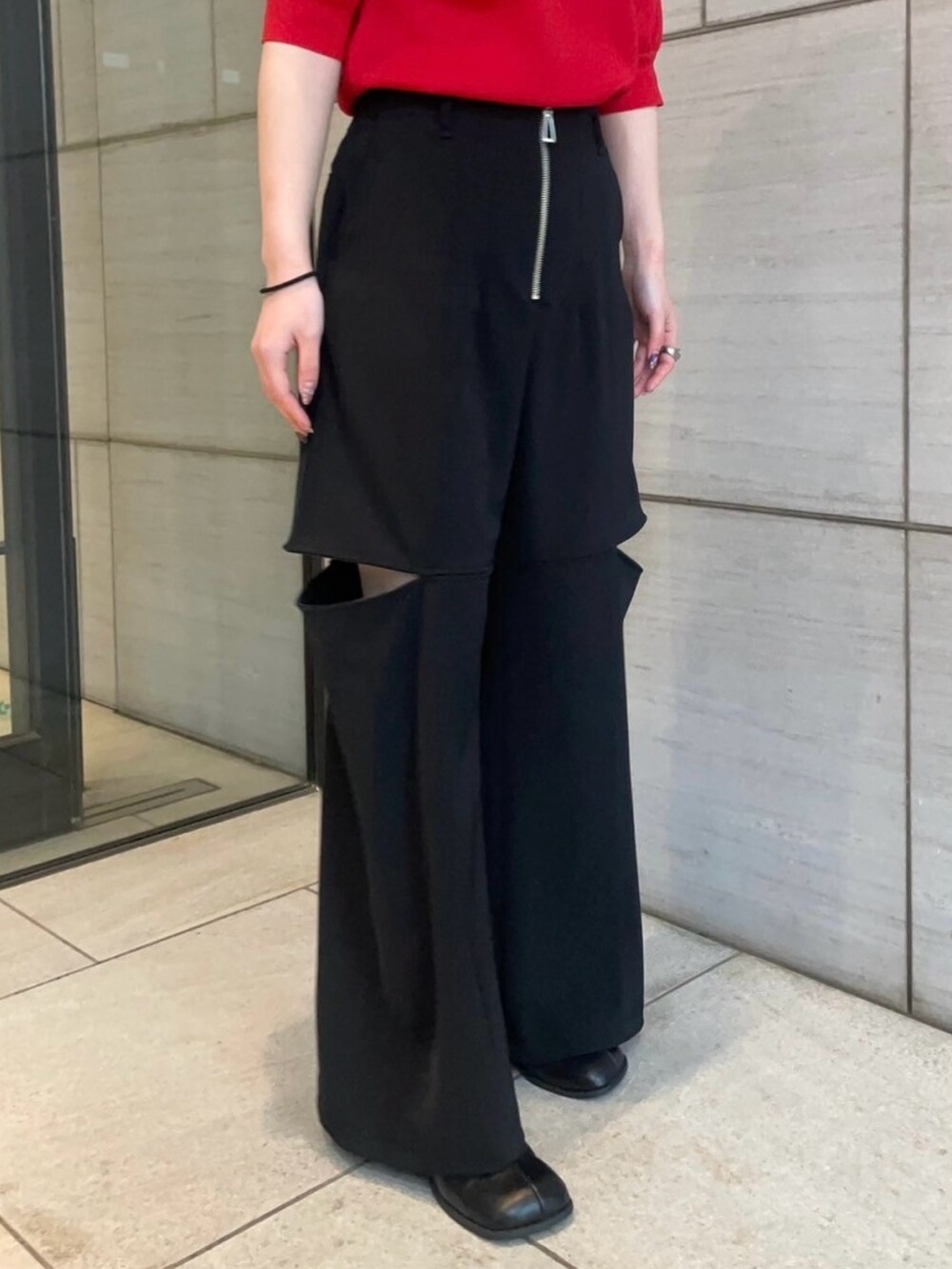 レッド系のニット/セーター、ブラック系のその他パンツを着用したレディースの春コーディネートの7枚目の写真