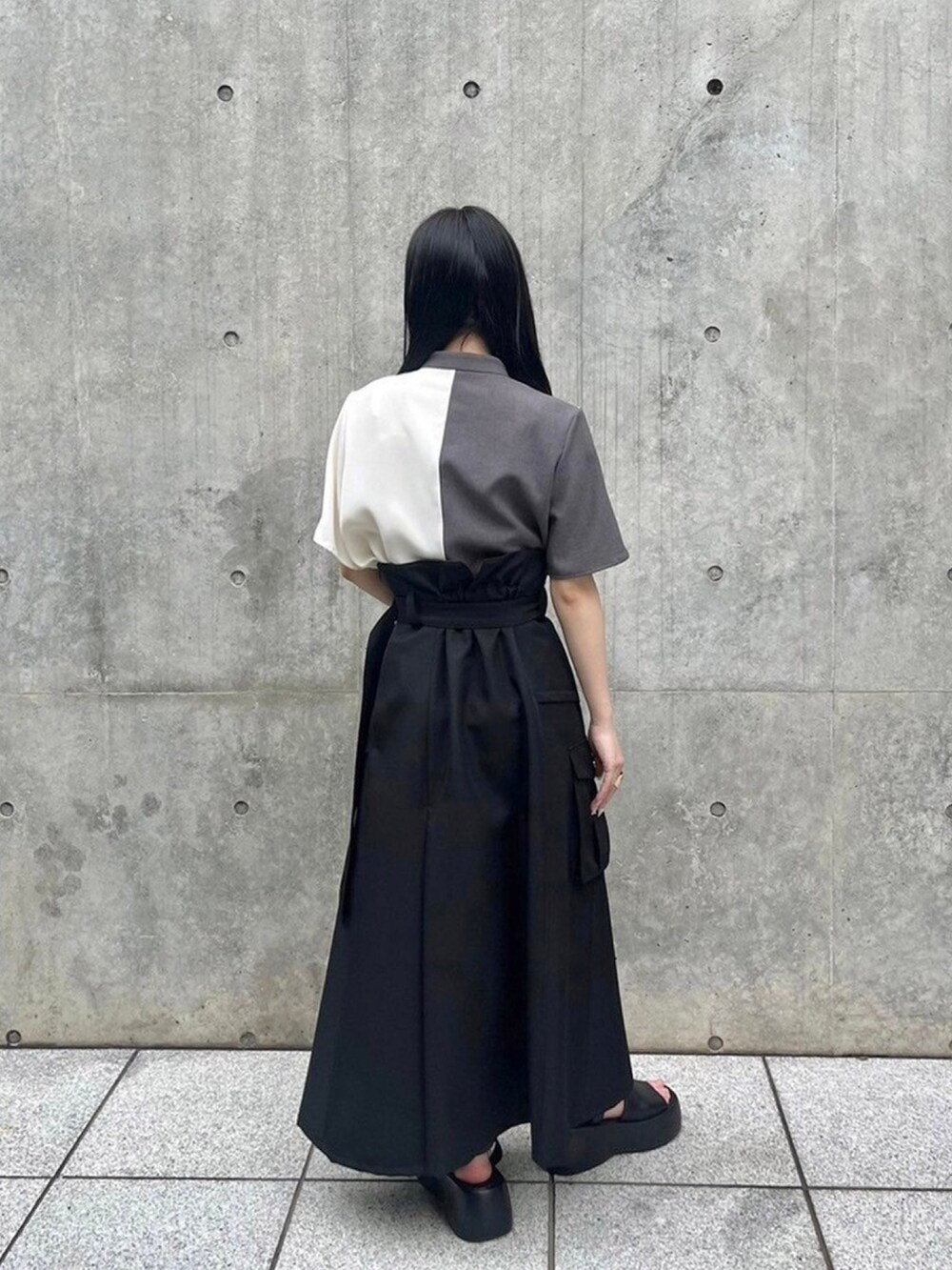グレー系のシャツ/ブラウス、ブラック系のスカートを着用したレディースの春コーディネートの3枚目の写真