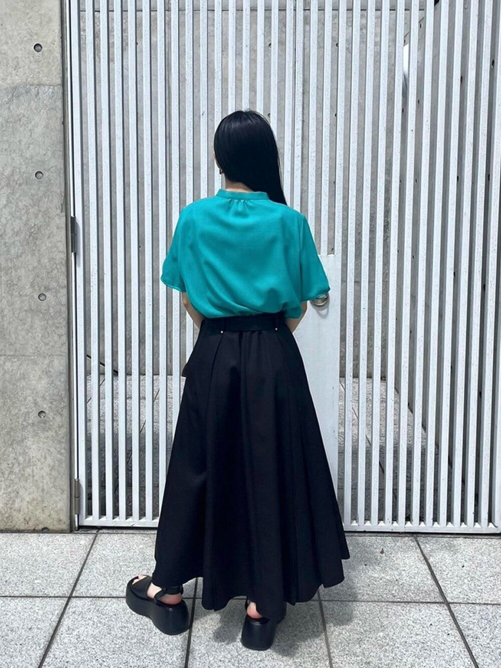 グリーン系のシャツ/ブラウス、ブラック系のスカートを着用したレディースの春コーディネートの3枚目の写真