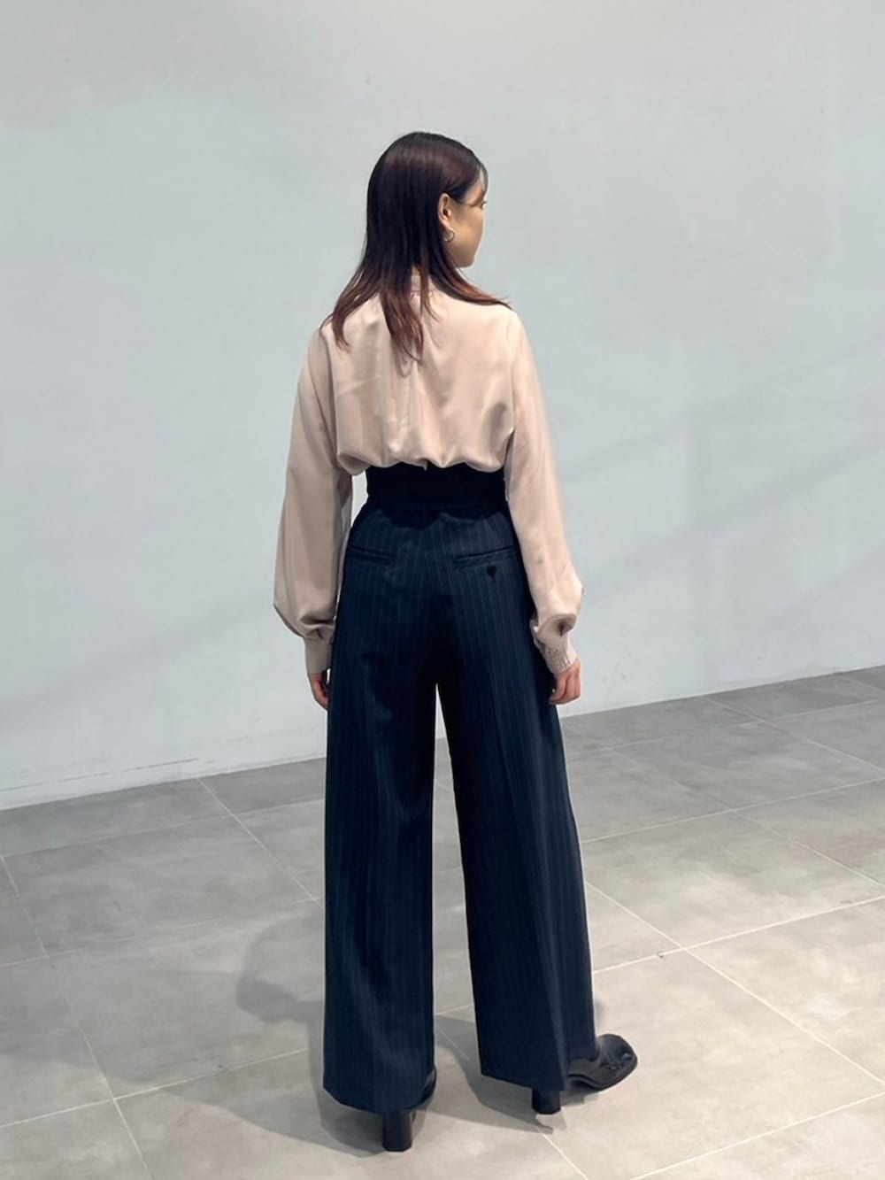 ピンク系のシャツ/ブラウス、その他のスラックスを着用したレディースの秋コーディネートの3枚目の写真