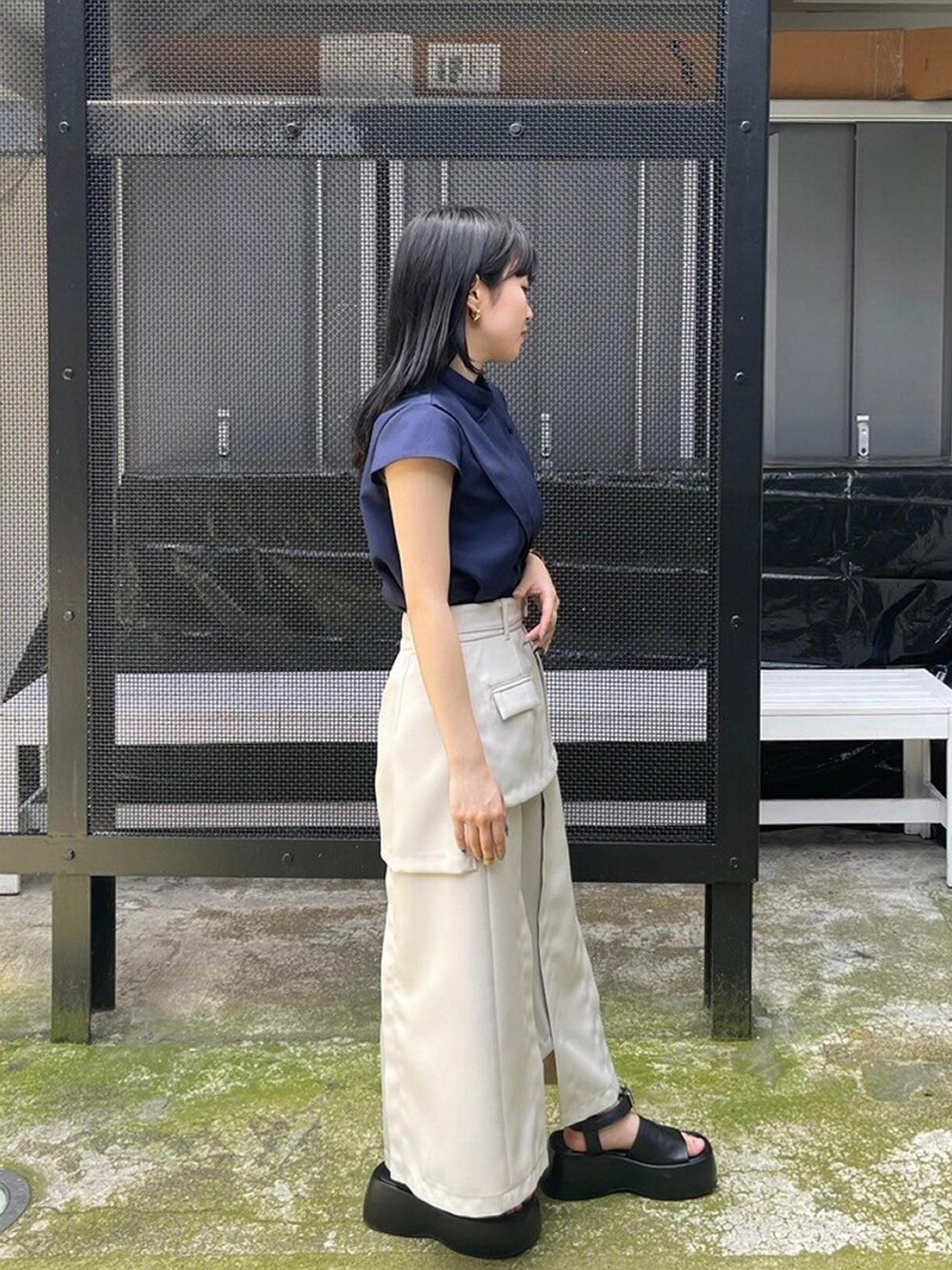 ブルー系のシャツ/ブラウス、ベージュ系のスカートを着用したレディースの春コーディネートの4枚目の写真