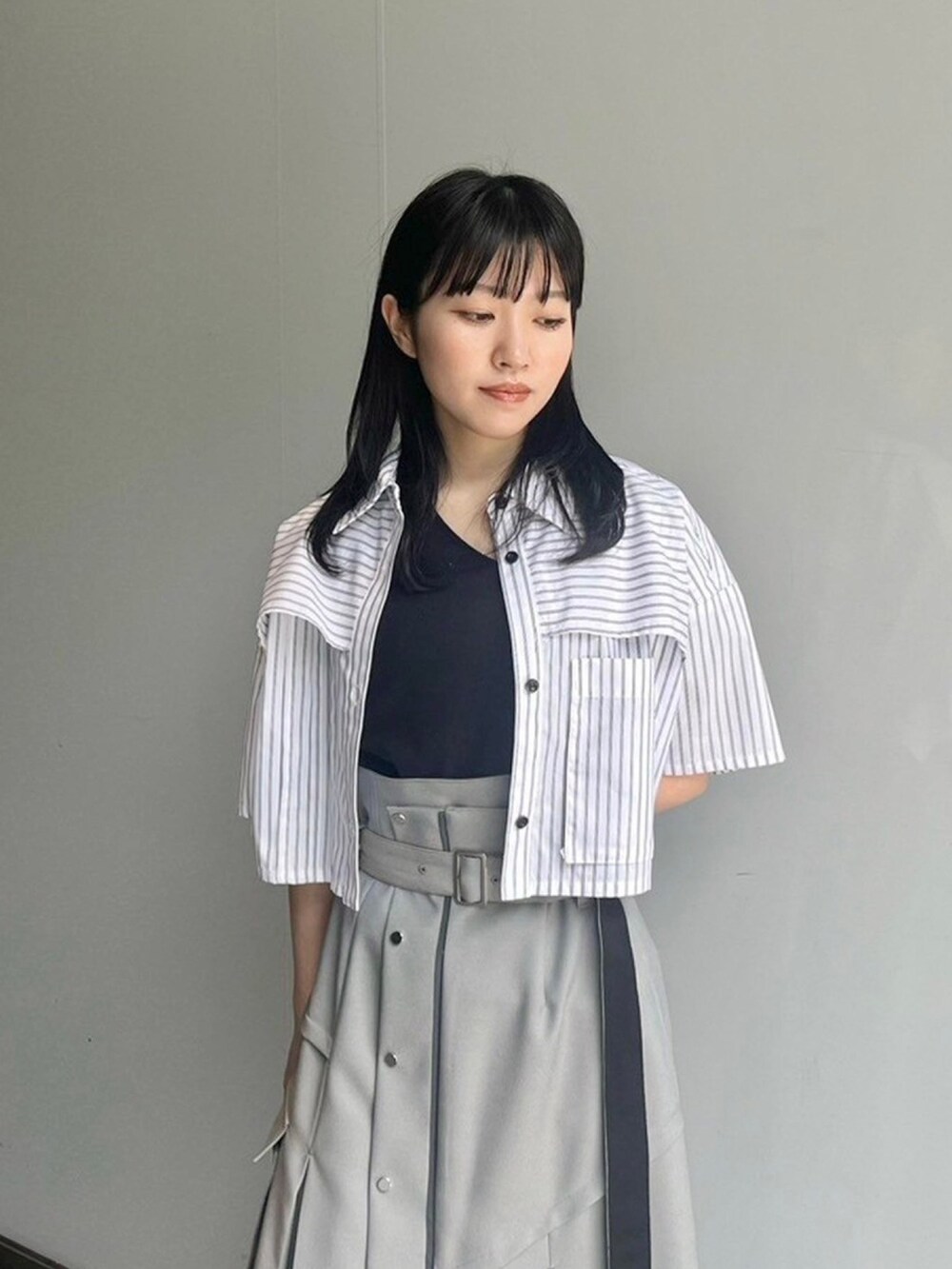 ブラック系のタンクトップ、その他のシャツ/ブラウスを着用したレディースの春コーディネートの5枚目の写真