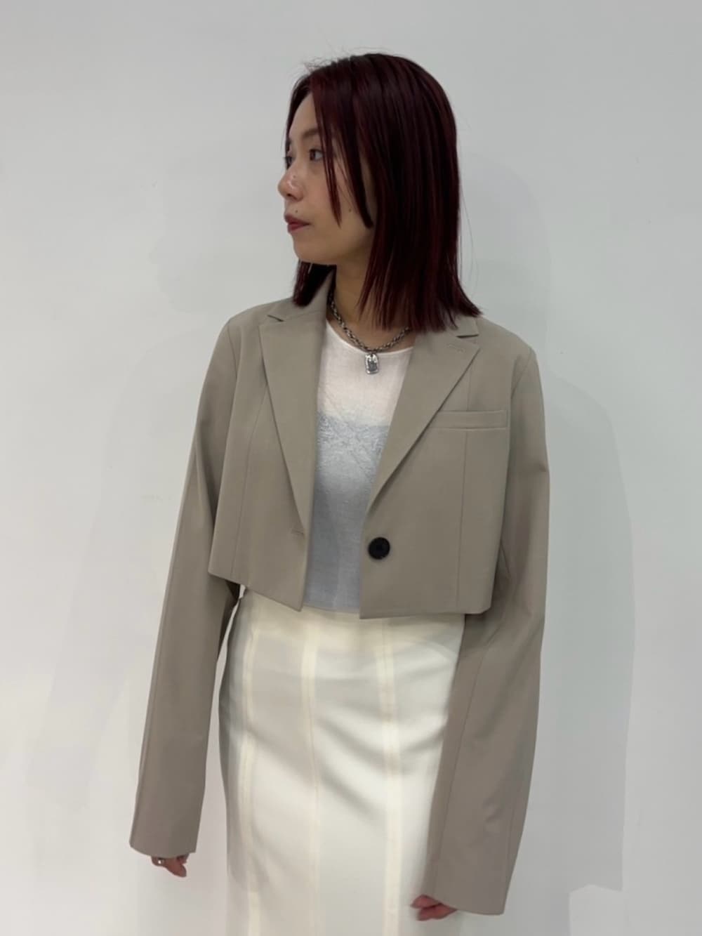 ベージュ系のテーラードジャケットを着用したレディースの春コーディネートの5枚目の写真