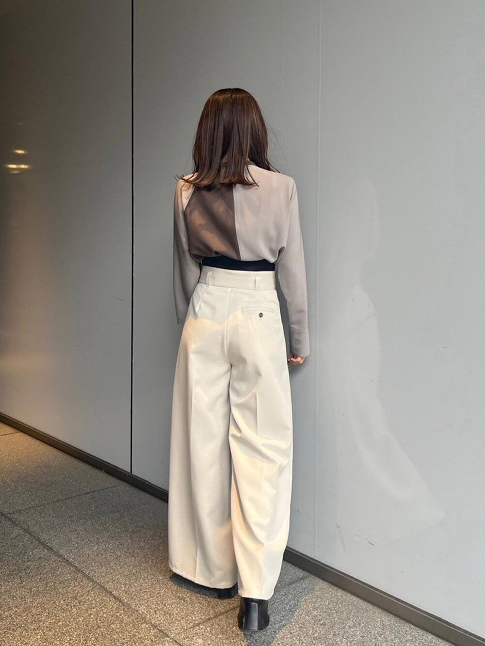 その他のシャツ/ブラウス、ベージュ系のその他パンツを着用したレディースの秋コーディネートの3枚目の写真