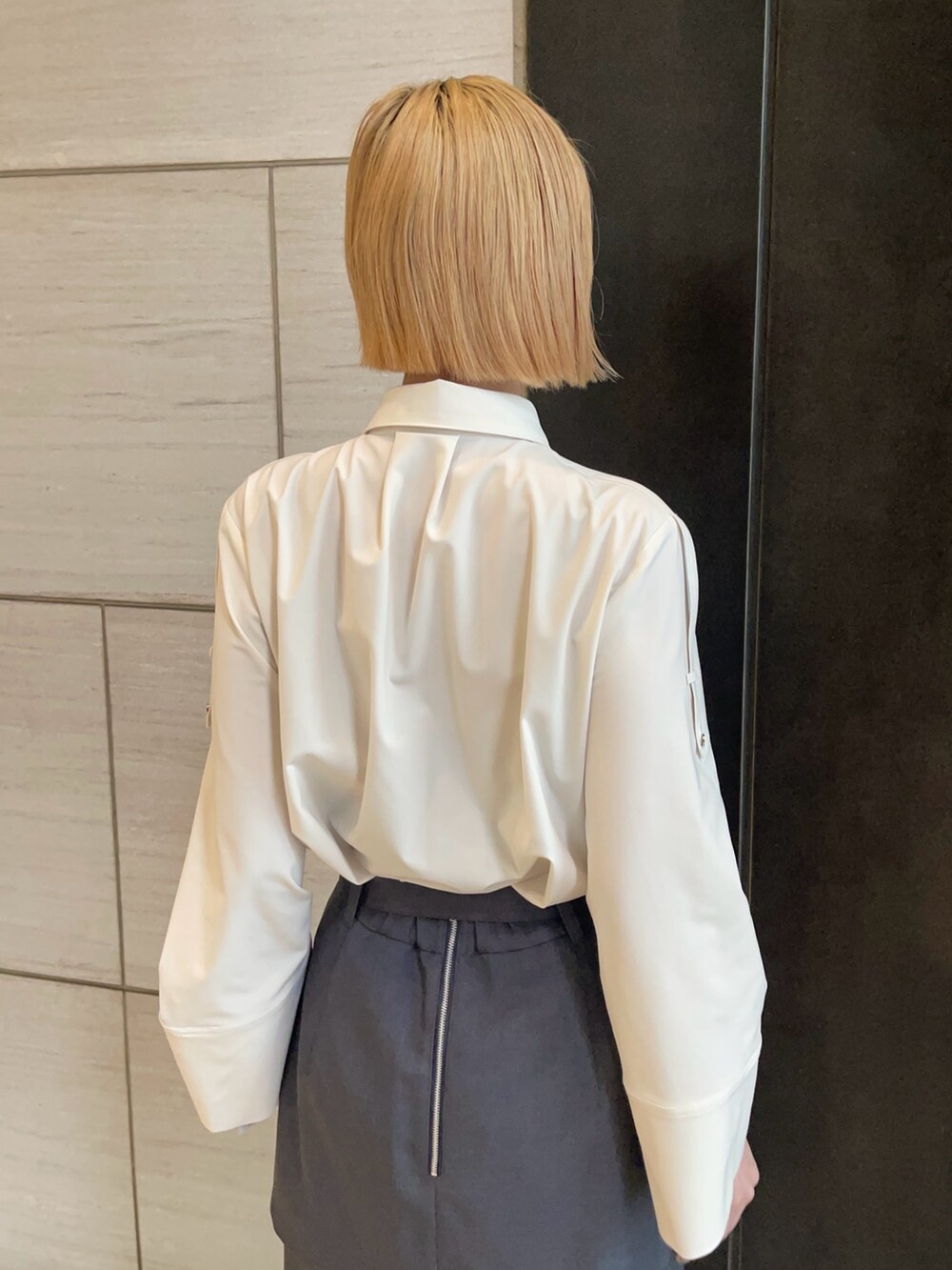 グレー系のスカート、ベージュ系のシャツ/ブラウスを着用したレディースの春コーディネートの6枚目の写真