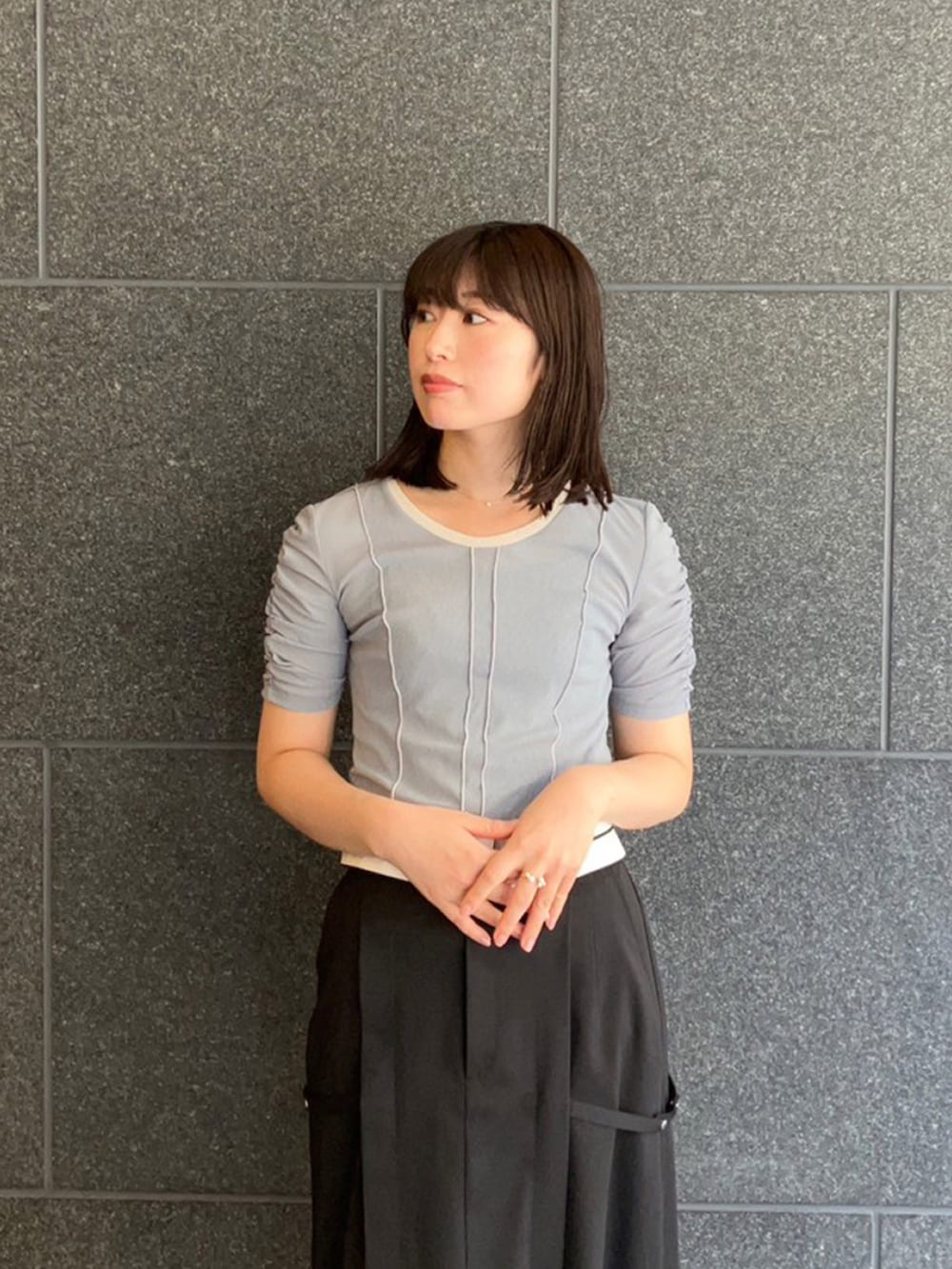 グリーン系のTシャツ/カットソー、ブラック系のスカートを着用したレディースの夏コーディネートの3枚目の写真