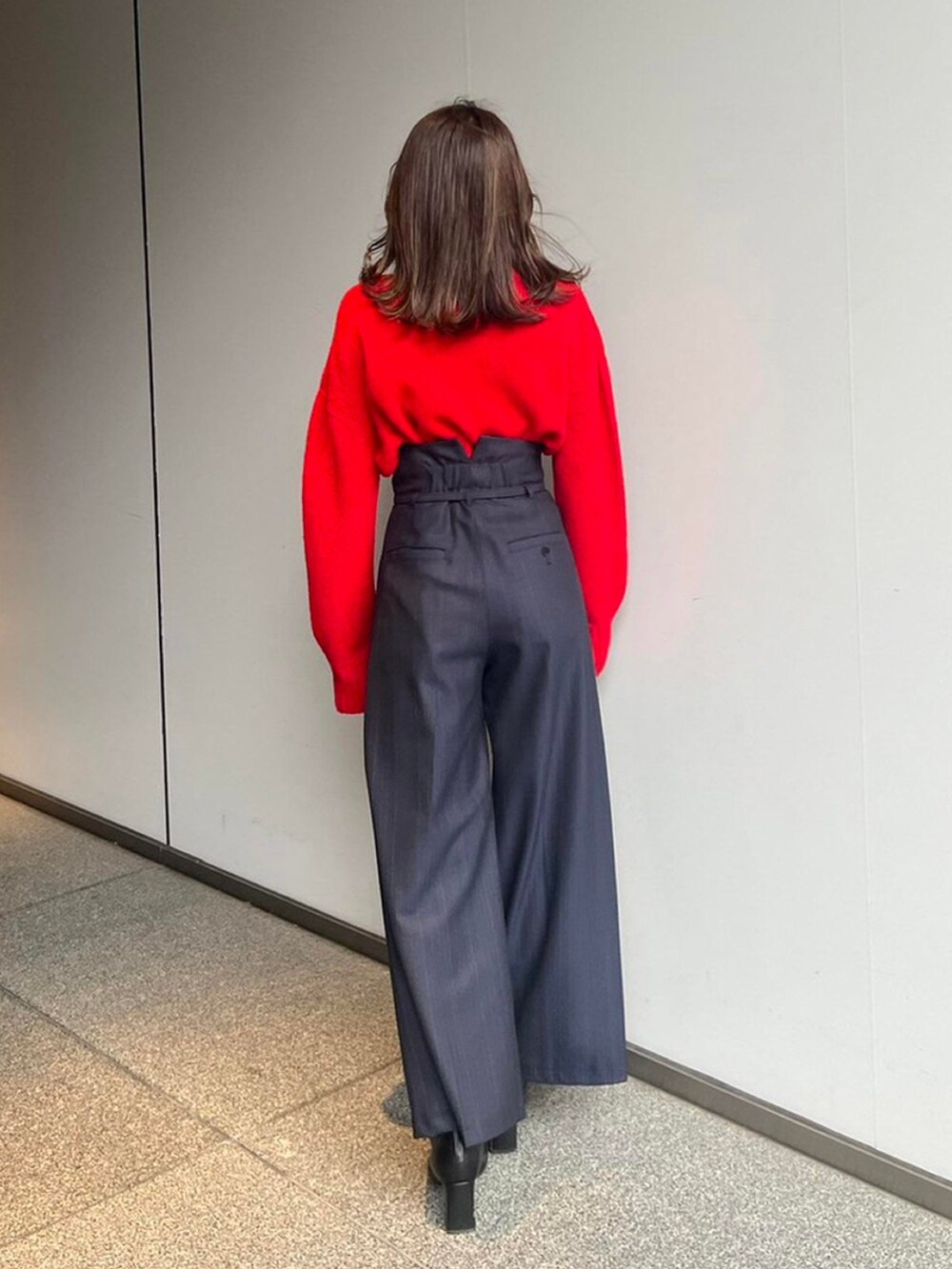 レッド系のニット/セーター、その他のその他パンツを着用したレディースの秋コーディネートの3枚目の写真