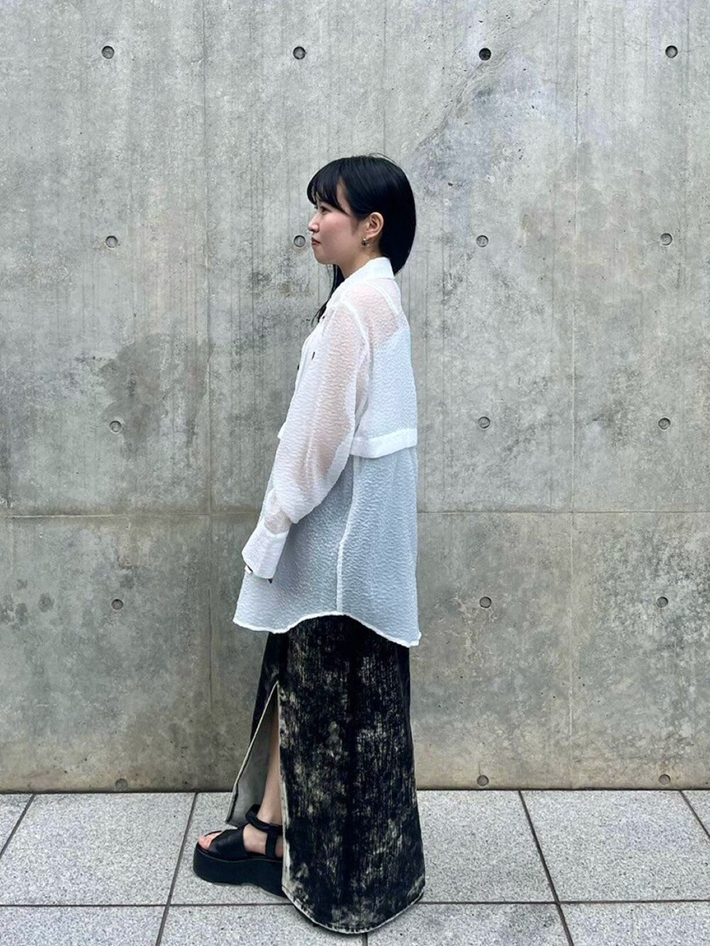 ホワイト系のシャツ/ブラウスを着用したレディースの春コーディネートの2枚目の写真