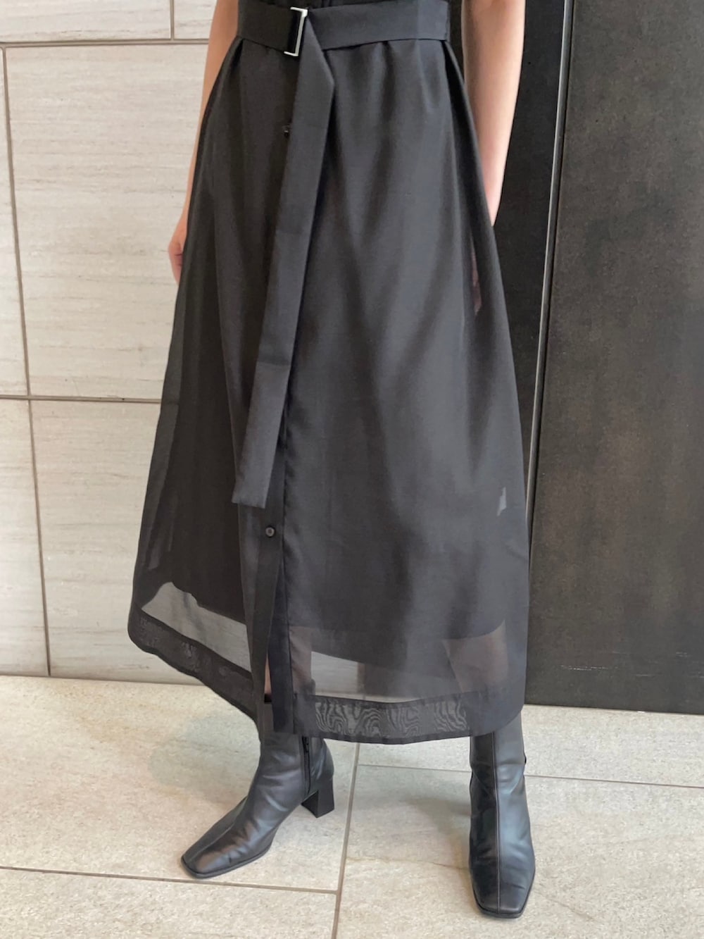 ブラック系のシャツワンピースを着用したレディースの春コーディネートの8枚目の写真