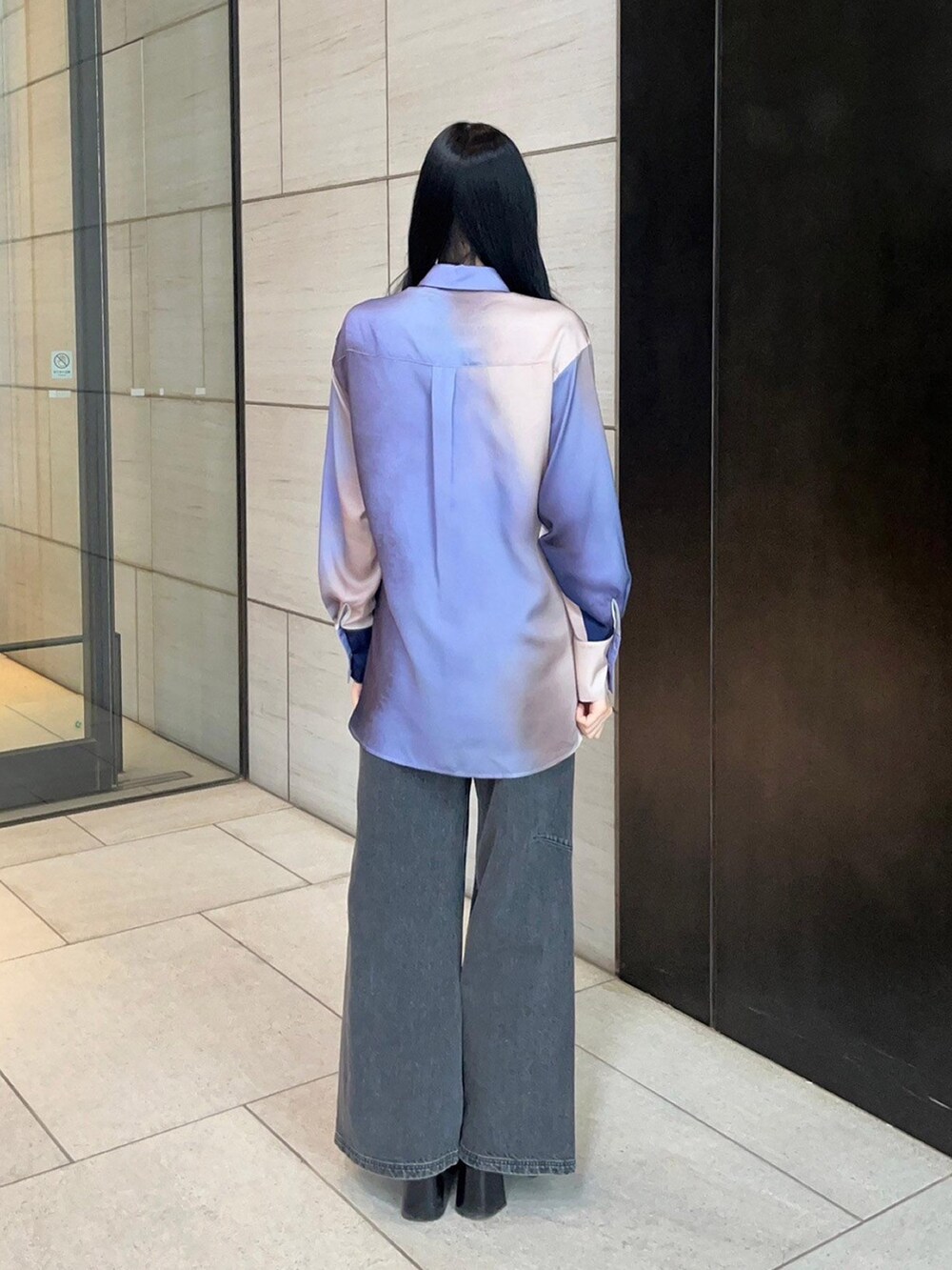 パープル系のシャツ/ブラウス、ブラック系のデニムパンツを着用したレディースの春コーディネートの3枚目の写真