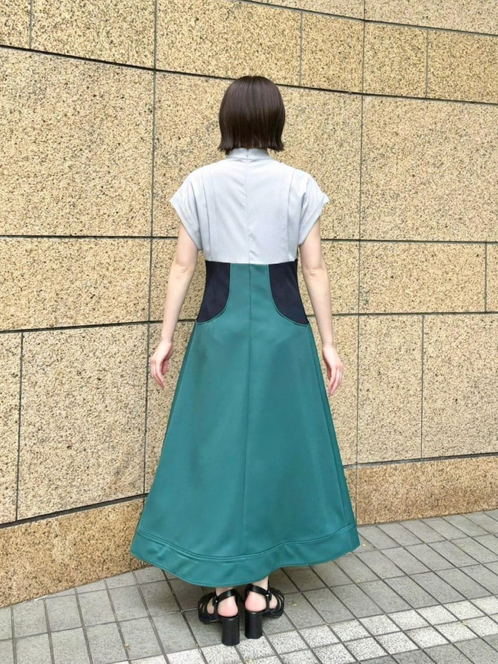 グリーン系のワンピースを着用したレディースの春コーディネートの3枚目の写真