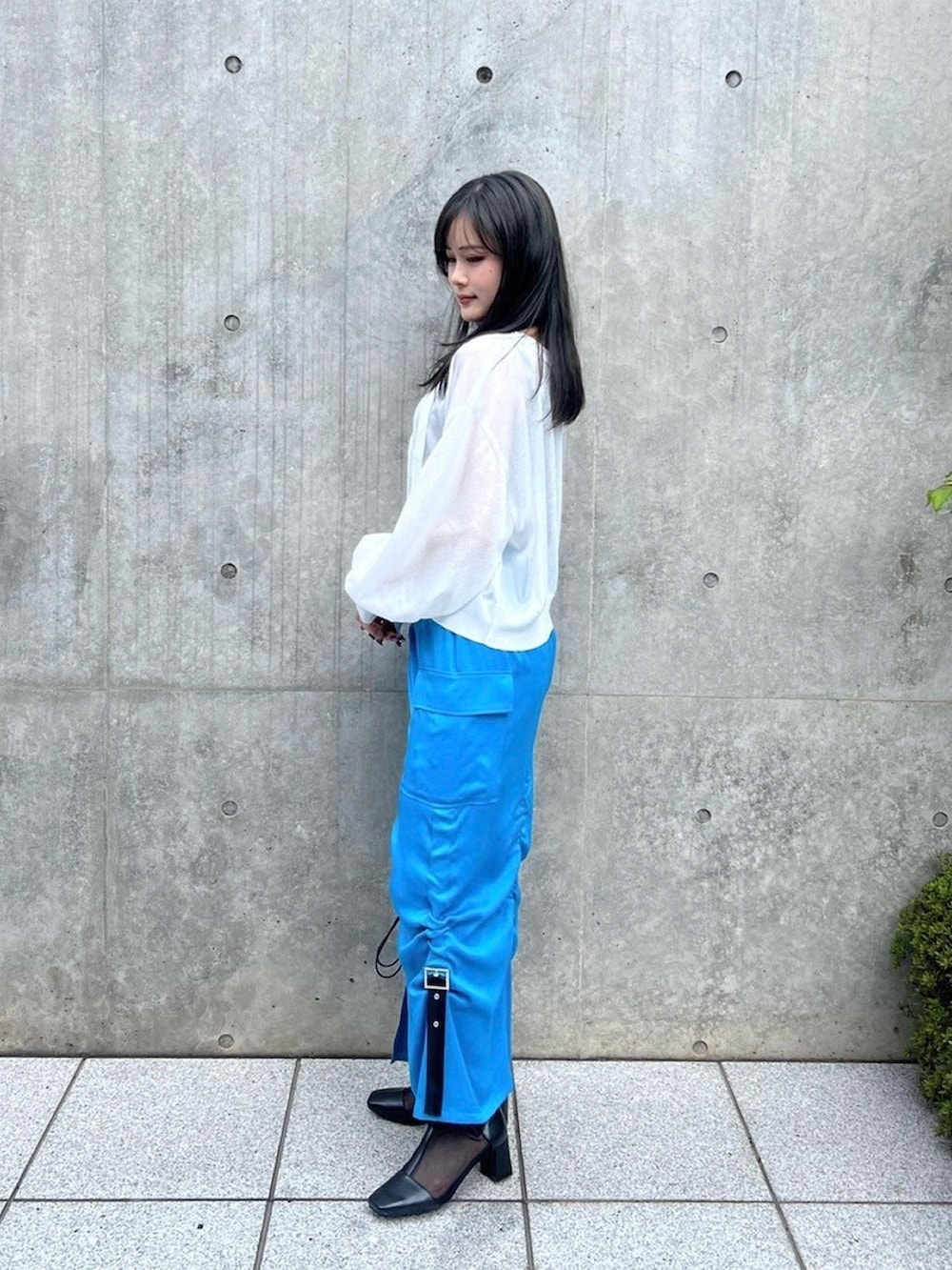 ホワイト系のカーディガン/ボレロ、ブルー系のスカートを着用したレディースの春コーディネートの2枚目の写真