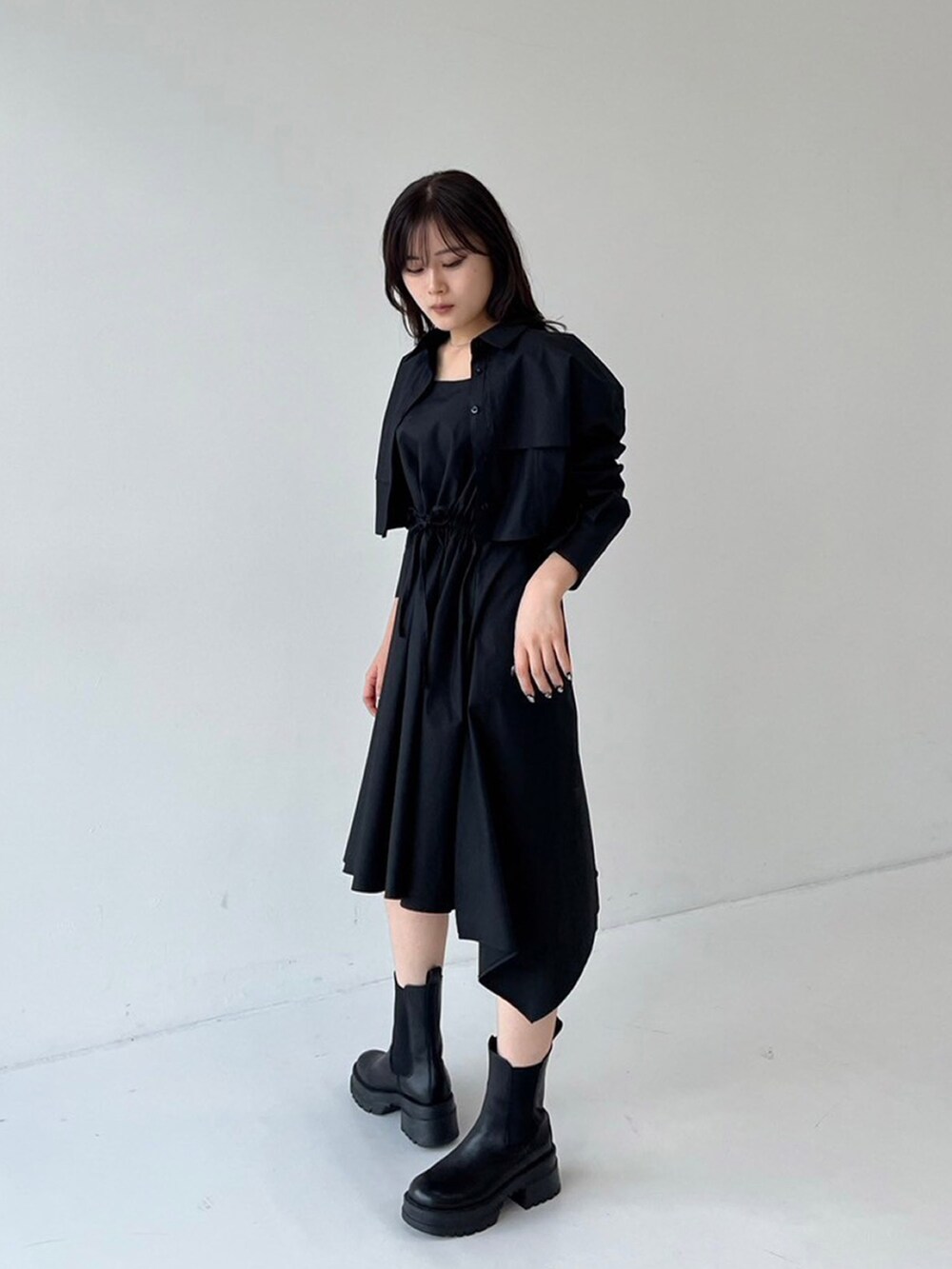 ブラック系のシャツワンピースを着用したレディースの秋コーディネートの2枚目の写真